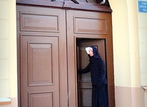 S. Berenike ze Zgroma-dzenia Sióstr Matki Bożej Miłosierdzia przy furcie na płockim Starym Rynku, przez którą przechodziła również  św. s. Faustyna