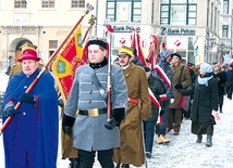  Przemarsz pod tablicę upamiętniającą studentów – uczestników powstania 