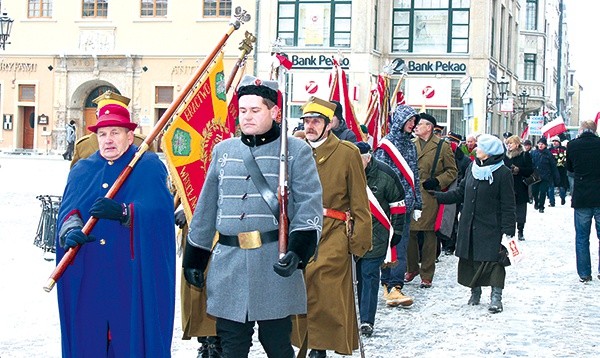  Przemarsz pod tablicę upamiętniającą studentów – uczestników powstania 