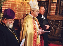 W katedrze modlitwie przewodzili (od lewej): ks. Bazyli Michalczuk z Polskiego Autokefalicznego Kościoła Prawosławnego, bp Tadeusz Lityński oraz bp Mirosław Wola z Kościoła ewangelicko-augsburskiego