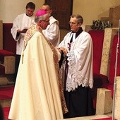 Abp Wiktor Skworc i bp Tadeusz Szurman z Kościoła Ewangelicko-Augsburskiego przekazują sobie znak pokoju podczas nabożeństwa w katedrze
