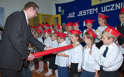 Pasowanie na ucznia, którego we wrześniu 2008 r. dokonał Mieczysław Kieca, prezydent miasta