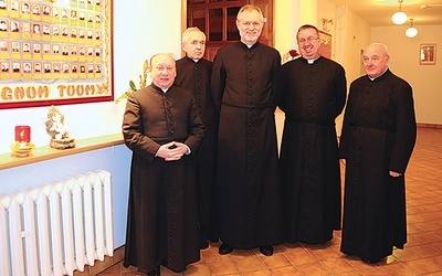  Od lewej: ks. Wiesław, ks. Stefan, ks. Kazimierz, ks. Sławomir i ks. Adam