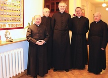  Od lewej: ks. Wiesław, ks. Stefan, ks. Kazimierz, ks. Sławomir i ks. Adam