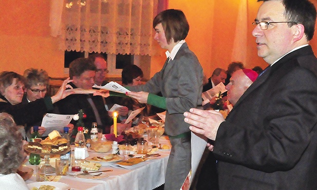 Prezes Monika Rejman i członek zarządu AK Krzysztof Kotowicz  zachęcają do udziału w pielgrzymce