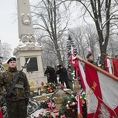  Nad powstańczymi mogiłami pochyliły się ze czcią sztandary