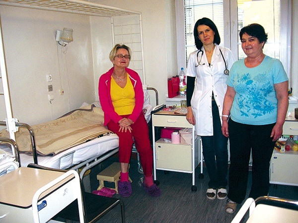 W tym szpitalu czuje się rodzinną atmosferę, a pani dr Jola nie przychodzi tylko po to, żeby zbadać, ale zawsze porozmawia, zainteresuje się nami – mówią (od lewej) pacjentki: pani Krystyna i pani Irena 
