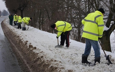 Grupa skazanych z ZK w Łowiczu odśnieżająca chodniki