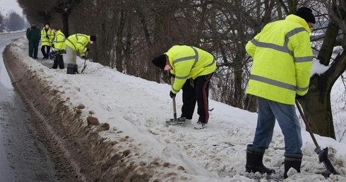 Grupa skazanych z ZK w Łowiczu odśnieżająca chodniki