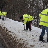 Grupa skazanych z ZK w Łowiczu odśnieżająca chodniki