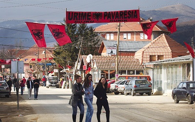  W pierwszych tygodniach po ogłoszeniu niepodległości kosowscy Albańczycy posługiwali się głównie barwami narodowymi Albanii. Nawet w gabinecie prezydenta początkowo trudno było znaleźć nową, na szybko stworzoną flagę Kosowa.