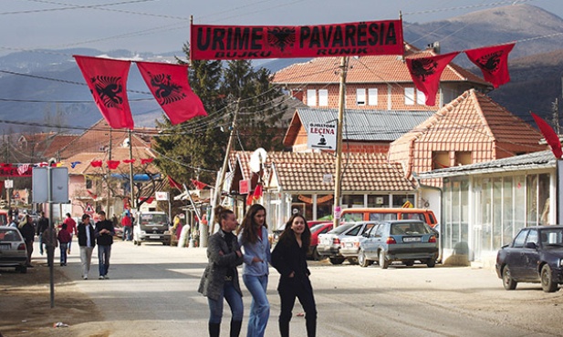  W pierwszych tygodniach po ogłoszeniu niepodległości kosowscy Albańczycy posługiwali się głównie barwami narodowymi Albanii. Nawet w gabinecie prezydenta początkowo trudno było znaleźć nową, na szybko stworzoną flagę Kosowa.