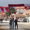  W pierwszych tygodniach po ogłoszeniu niepodległości kosowscy Albańczycy posługiwali się głównie barwami narodowymi Albanii. Nawet w gabinecie prezydenta początkowo trudno było znaleźć nową, na szybko stworzoną flagę Kosowa.