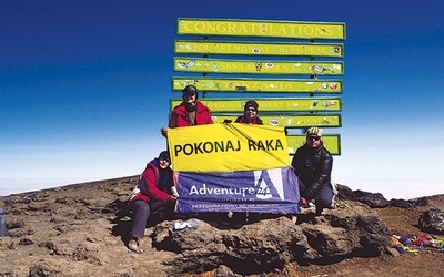  Katarzyna Gulczyńska, Tomek Kobielski, alpinista i podopieczne Fundacji „Pokonaj raka” na szczycie Kilimandżaro