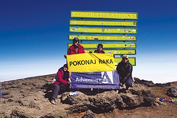  Katarzyna Gulczyńska, Tomek Kobielski, alpinista i podopieczne Fundacji „Pokonaj raka” na szczycie Kilimandżaro