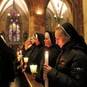  Siostry zakonne ze świecami – symbolem światła i ofiarowania siebie Bogu 