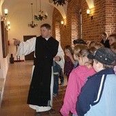  Część historyczną warsztatów prowadzi ks. Jan Rosiek, dyrektor Zespołu Klasztorno-Pałacowego, który oprowadza po opactwie