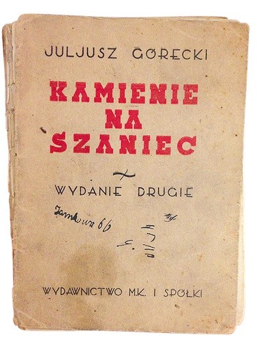  Ekspozycja składa się ze 130 plansz oraz z setek zdjęć, niezwykłych dokumentów i pamiątek po legendarnych żołnierzach podziemia. Wśród nich są unikatowe wydania powieści