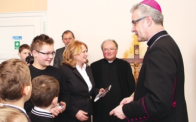  Ks. bp Wiesław Lechowicz spotkał się z uczniami i kadrą  szkoły w Łoponiu