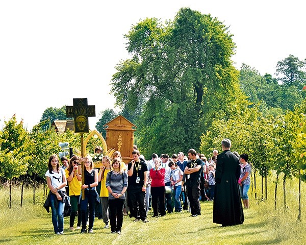  Wał-Ruda. W tle grusza, pod którą nauczała Karolina