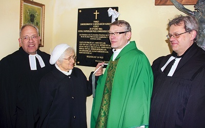  Na zdjęciu (od lewej) uczestnicy uroczystości: pastor dr Dietrich Hallmann z Cottbus z żoną Dorotheą, ks. Marek Pietkiewicz i ks. Dariusz Lik