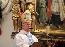 Bp Józef Zawitkowski w katedrze łowickiej w czasie Mszy św. z okazji Dnia Życia Konsekrowanego