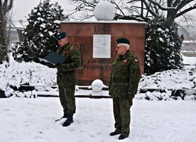 Apel pod pomnikiem Józefa Piłsudskiego prowadzili odczytujący rozkaz chorąży Sebastian Milewski oraz dowódca Jednostki Strzeleckiej 1006 Płońsk inspektor Stanisław Świerczewski