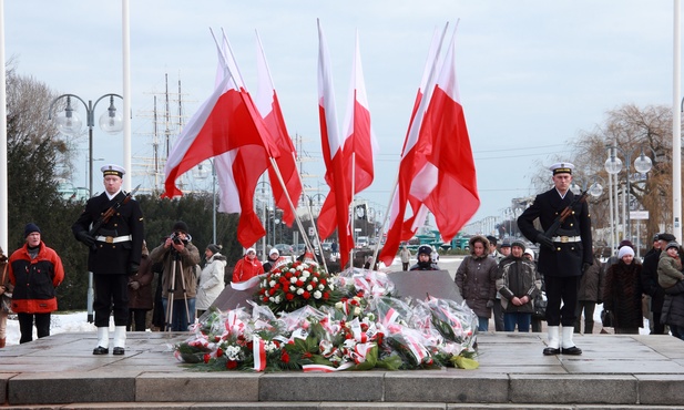 Z okazji 87. urodzin Gdyni na Płycie Marynarza złożono wieńce i kwiaty, by upamietnić gdyńskich marynarzy