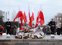 Z okazji 87. urodzin Gdyni na Płycie Marynarza złożono wieńce i kwiaty, by upamietnić gdyńskich marynarzy