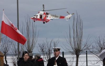 Pierwszy wieniec na wody zatoki złożyła załoga śmigłowca anakonda