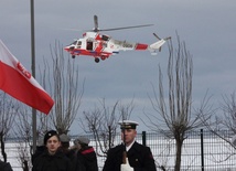 Pierwszy wieniec na wody zatoki złożyła załoga śmigłowca anakonda