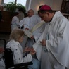 W czasie Mszy Św. kapłani udzieli sakramentu namaszczenia chorych 