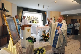 W trakcie obchodów bp Adam Odzimek poświęcił obraz przedstawiający św. o. Pio