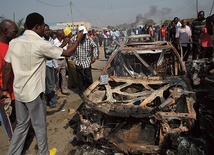 Chwilę po zamachu bombowym przeprowadzonym przez Boko Haram przed katolickim kościołem św. Teresy w Madala Zuba w Boże Narodzenie 2011 r.  Zginęło w nim 28 osób 