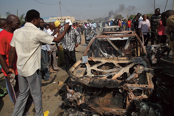 Chwilę po zamachu bombowym przeprowadzonym przez Boko Haram przed katolickim kościołem św. Teresy w Madala Zuba w Boże Narodzenie 2011 r.  Zginęło w nim 28 osób 