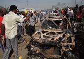 Chwilę po zamachu bombowym przeprowadzonym przez Boko Haram przed katolickim kościołem św. Teresy w Madala Zuba w Boże Narodzenie 2011 r.  Zginęło w nim 28 osób 