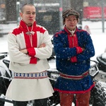 Łatwo rozpoznać ich sylwetki wśród biegnących na zakupy Finów. Niski wzrost, krępa budowa ciała, szeroka twarz o wystających kościach policzkowych. Saamowie z Utsjoki, miasteczka na samej północy Finlandii, przyjechali do stolicy na swe narodowe święto 