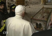 Benedykt XVI składa swój paliusz na grobie Celestyna V