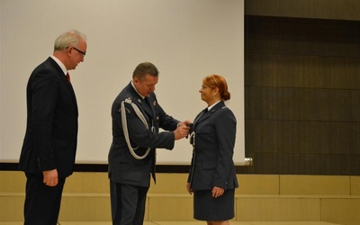 St. szer. Agnieszka Gałązka przyjmuje odznaczenie "Semper Paratus" od gen. Jacka Włodarskiego