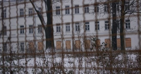 W murach ciechanowskich koszar w 1945 roku powstał przejściowy obóz NKWD. W zasobach archiwalnych IPN są szczegółowe plany obozu NKWD