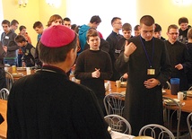  Jak zwykle podczas rekolekcji młodzi mieli możliwość zadawania pytań biskupowi
