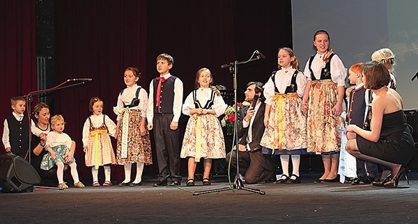 Maluchy zaprosiły do odśpiewania „Ojcowskiego domu”, a w niejednym oku pojawiły się łzy wzruszenia