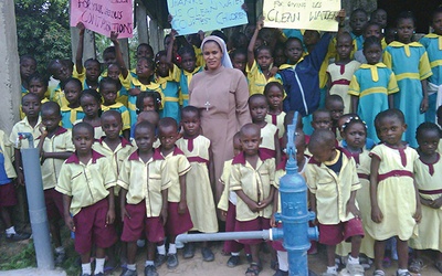 Nigeryjskie dzieci dziękują Wam, czytelnikom „Małego Gościa”, za czysta wodę 