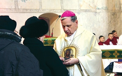  Biskup gliwicki Jan Kopiec udziela sakramentu namaszczenia chorych w sanktuarium Matki Bożej w Lubecku