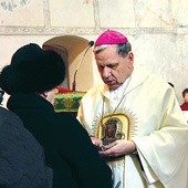  Biskup gliwicki Jan Kopiec udziela sakramentu namaszczenia chorych w sanktuarium Matki Bożej w Lubecku