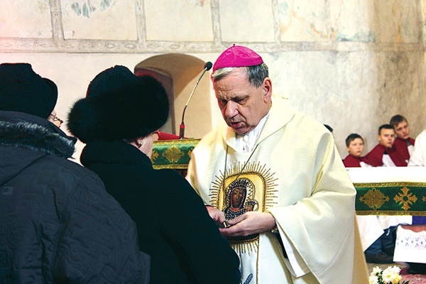  Biskup gliwicki Jan Kopiec udziela sakramentu namaszczenia chorych w sanktuarium Matki Bożej w Lubecku