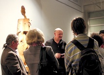  Profesor podkreślił, że wnętrze galerii, czystość architektury i światło są idealne na prezentowanie takich prac jak jego