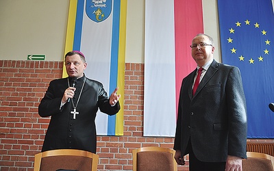 Ksiądz biskup Krzysztof Zadarko z organizatorem konferencji prof. Romanem Nowickim