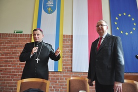 Ksiądz biskup Krzysztof Zadarko z organizatorem konferencji prof. Romanem Nowickim