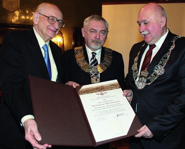 Władysław Bartoszewski (po lewej) odebrał  dyplom honorowego obywatela  z rąk prezydenta Jacka Majchrowskiego i przewodni- czącego RM Bogusława Kośmidra